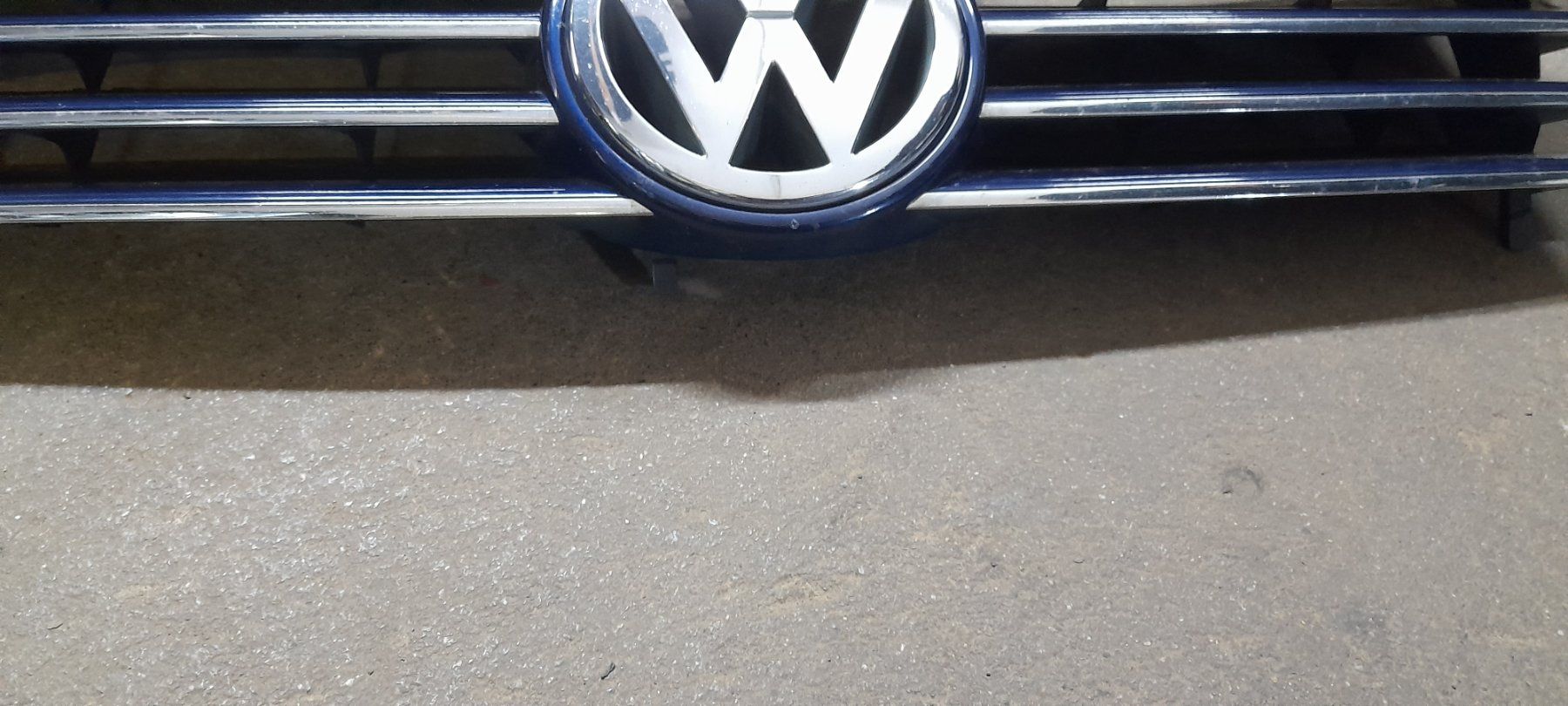 Tutti pezzi di ricambio auto: Kühlergrill VW Bora – Usato da Cham venduto da vento9 1