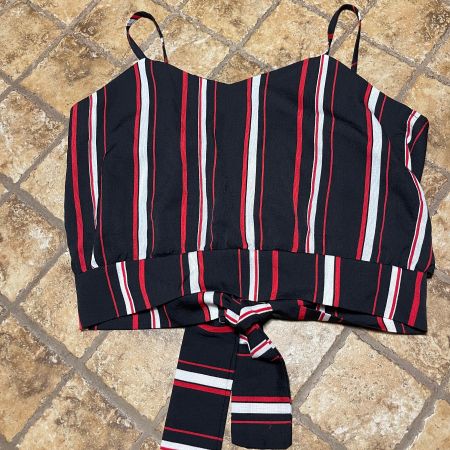 Top  a righe con cintura annodata sul retro su un fiocco