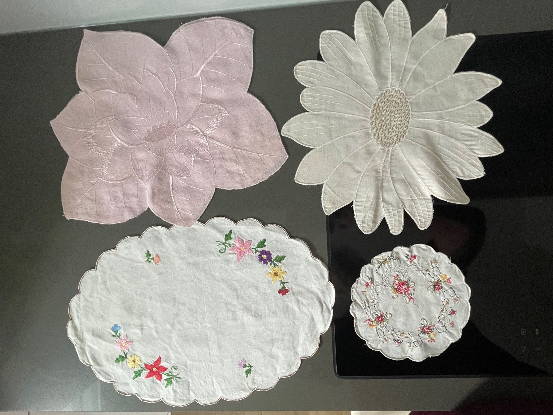 Altra biancheria da tavola: 5 bestickte Deckchen, Sets mit Blumenmuster, Vintage Deko – Usato da Winkel venduto da Kade50 1