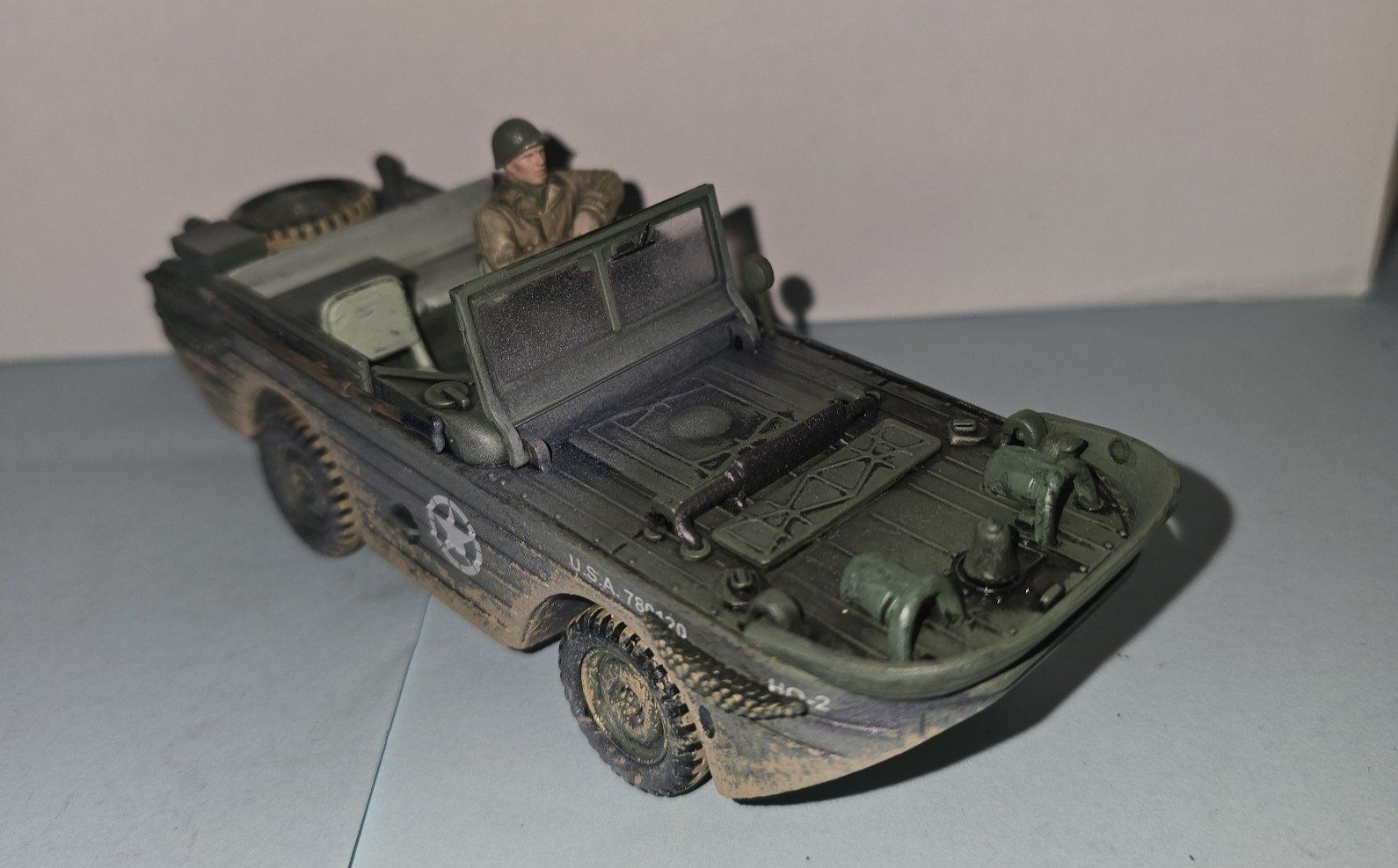 Volkswagen Modellini d'auto: Amphicar Modelauto mit Soldat,  im Tarnmuster, ca. 1:43 – Usato da Hornussen venduto da Corvette-