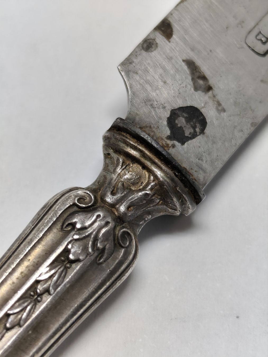 Besteck: Antikes Messer mit kunstvoll verziertem Silbergriff  – Gebraucht aus Châtelaine von Tropic.Watch2 3