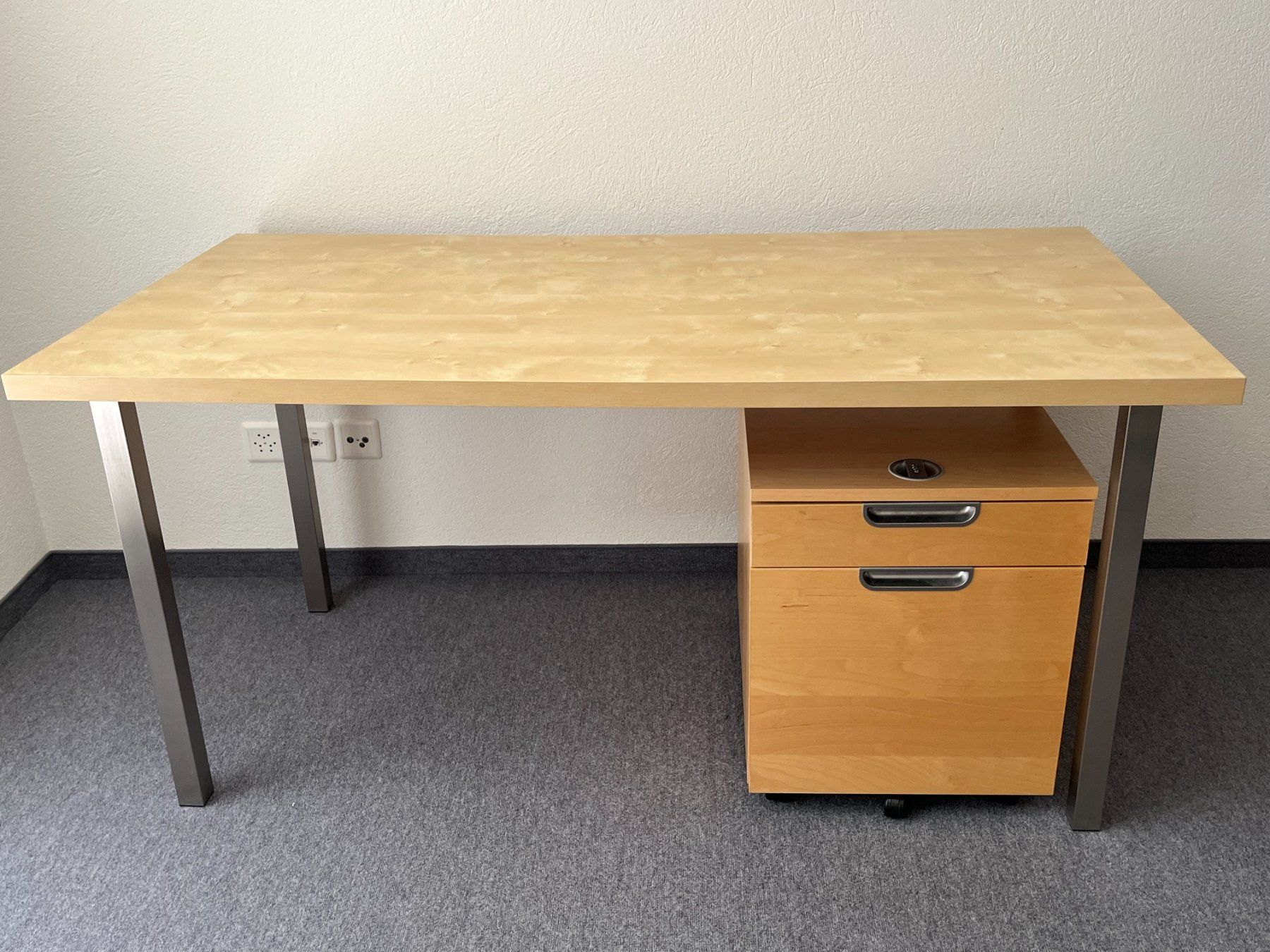 Ikea Bureaux: Schreibtisch mit Rollcontainer Buche Metallgestell von IKEA – D'occasion à Kriens par ch__z8rx