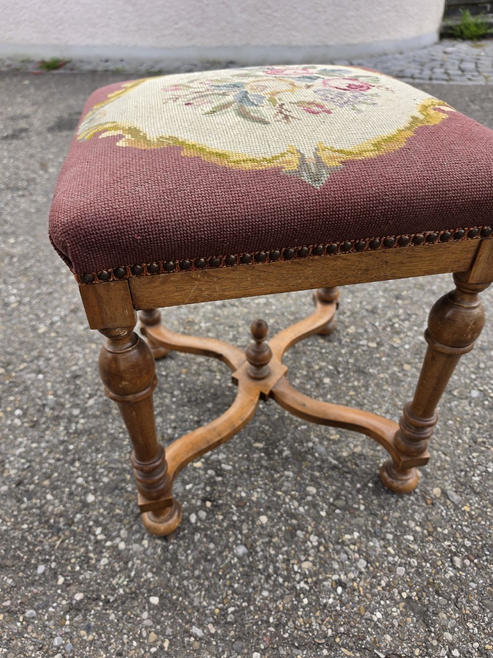 Sgabelli: Antiker hocker /  mit Rosenmuster, – Usato da Mettlen venduto da elios0888 7