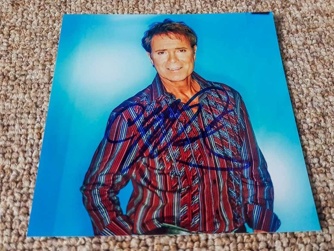 Autogramme: Cliff Richard - Autogramm auf Foto – Gebraucht aus Kaisten von Simpsons4