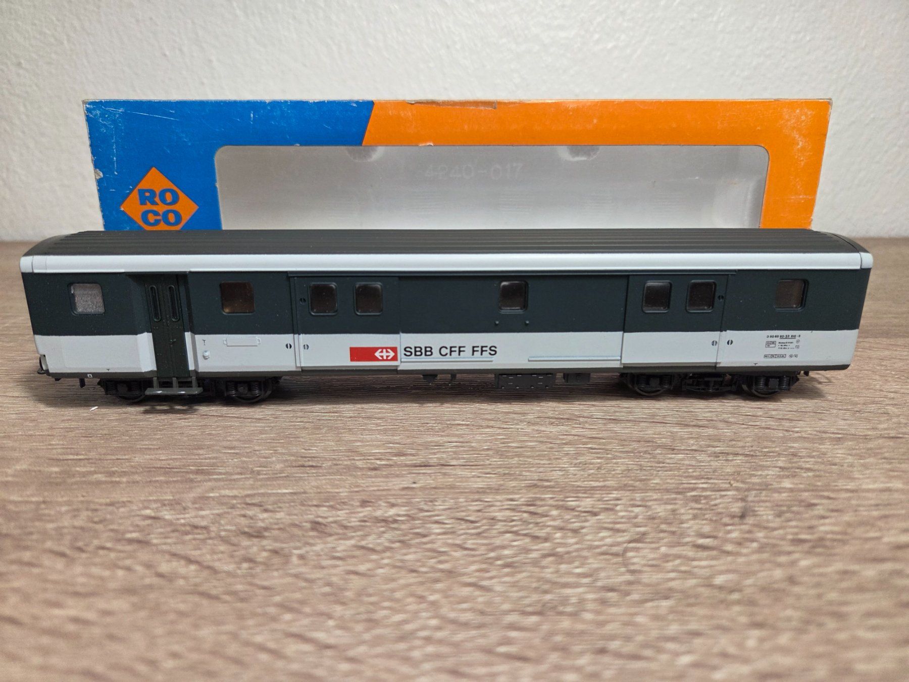 Roco Modellini di ferrovie: Roco 44334 Gepäckwagen SBB H0 – Nuovo e nell'imballaggio originale da St-Aubin-Sauges venduto da Lo_Go
