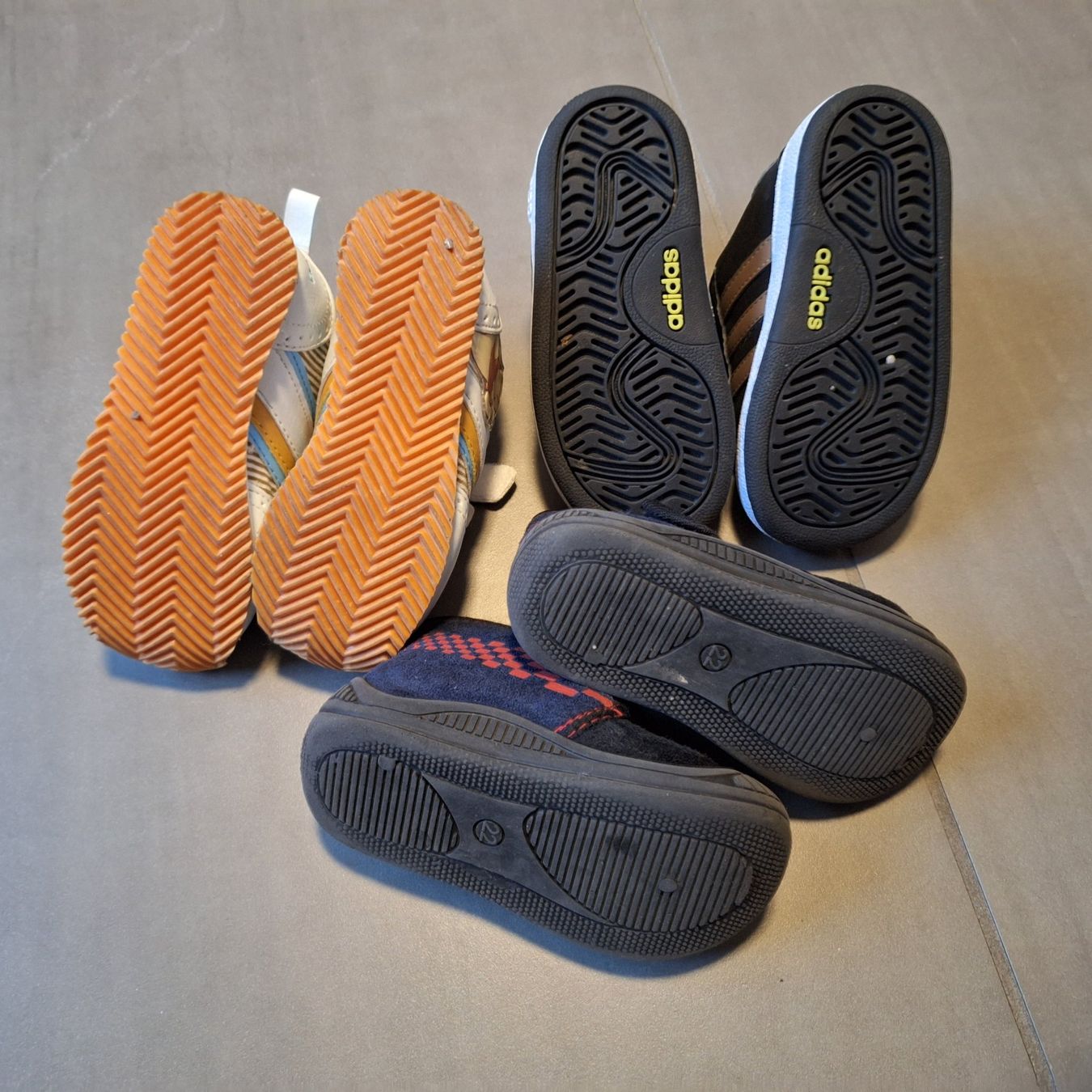 Chaussures garçon: 3 Paar Kinderschuhe Grösse 22 (Adidas, Disney Cars und Pooh) – D'occasion à Märstetten par activemember 8