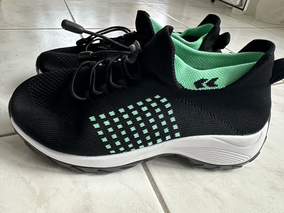 Scarpe da donna: New Black & Mint Sneakers - Size US 8 - Perfect for Spring! – Nuovo (secondo la descrizione) da Zürich venduto da car_68nt