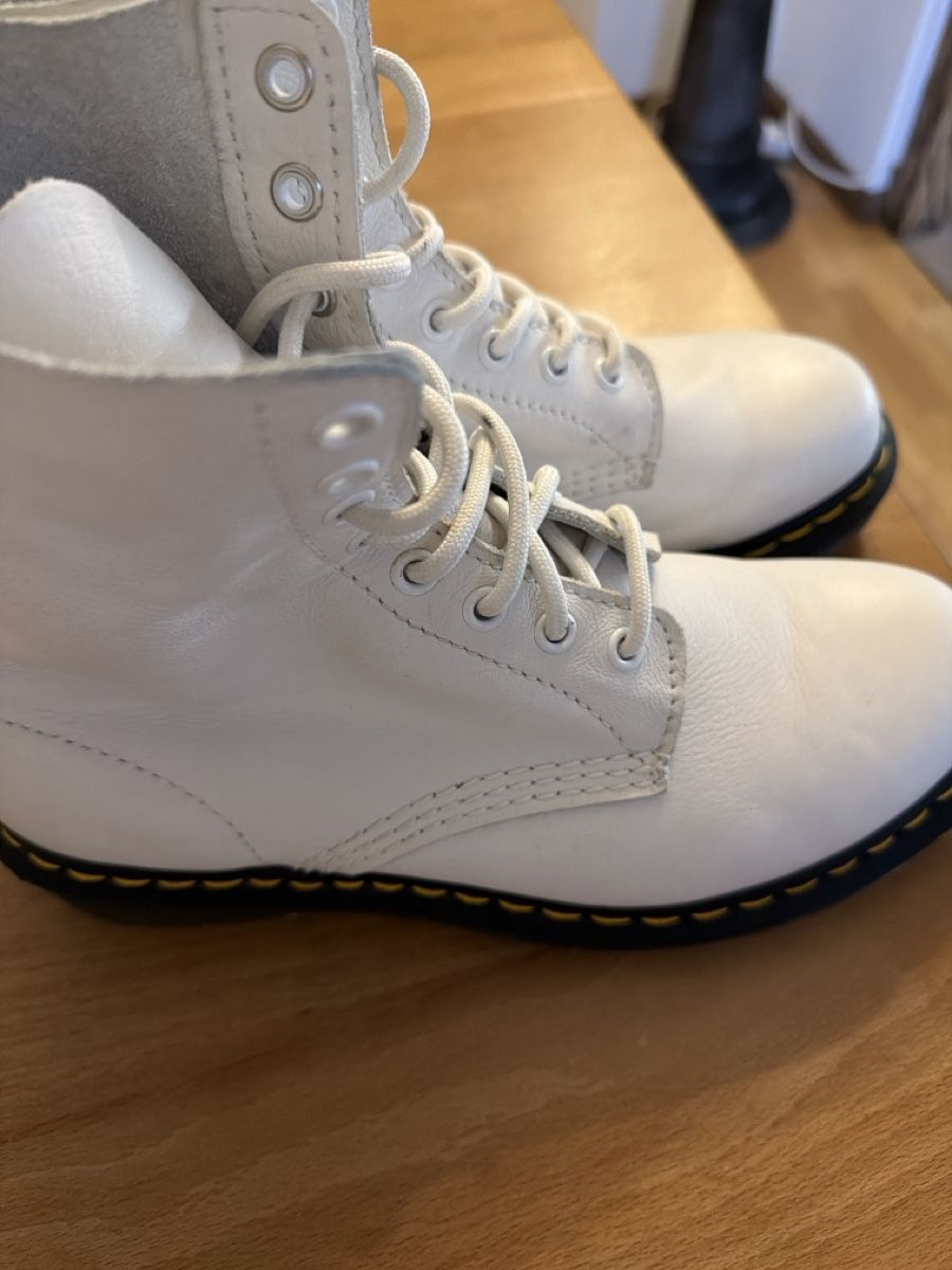 Dr. Martens Scarpe da donna: Dr. Martens weiss Leder – Nuovo (secondo la descrizione) da Birsfelden venduto da Haex 1