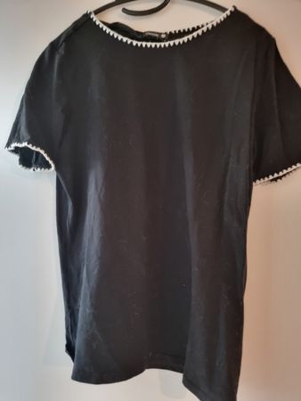 Schwarzes T-Shirt mit weisser Borte