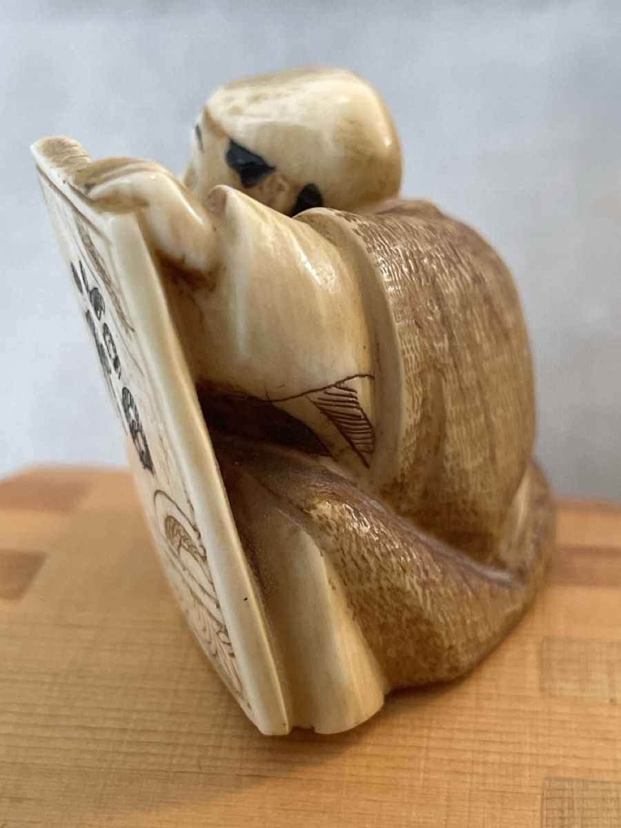 Statuette: Netsuke, sitzender Mann mit Tafel, signiert – Usato da Embrach venduto da Gauvain1 1