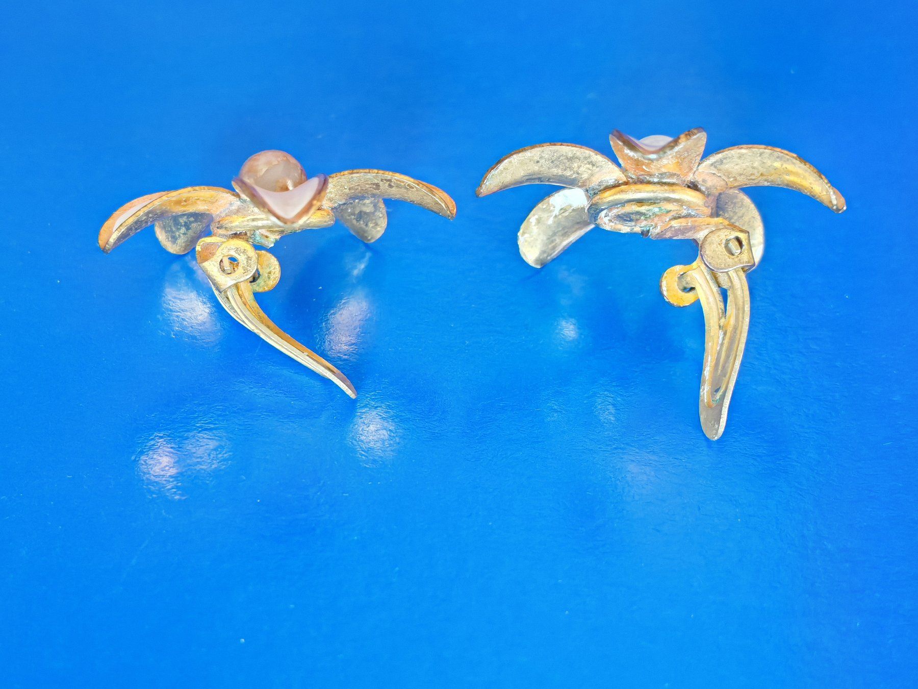 Orecchini pendenti & Orecchini a lobo: Paar Ohrclips in Blütenform, älterer Modeschmuck – Usato da Zuerich venduto da Antiquarium 1