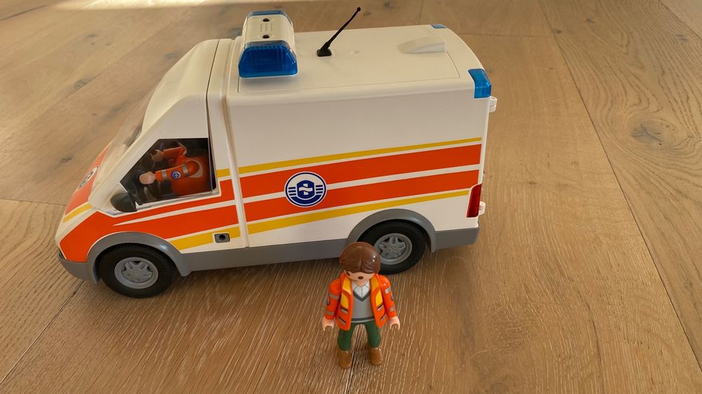 Playmobil Krankenwagen und zwei Figuren Kaufen auf Ricardo