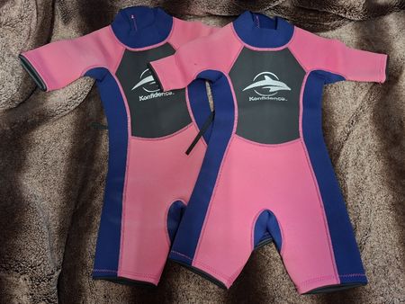 2x Gr 3-4y Konfidence Neopren shorty für Zwillingsmädchen 