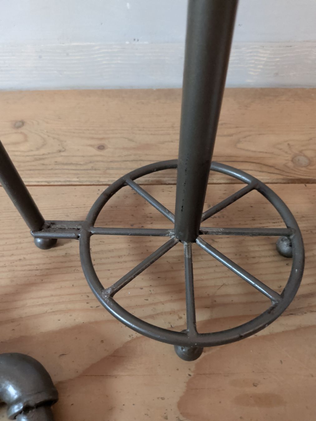 Altro per la casa: Küchenrollenhalter Rohr-Design Metall dunkelgrau / rot – Usato da Dietfurt venduto da Subforce1853 5