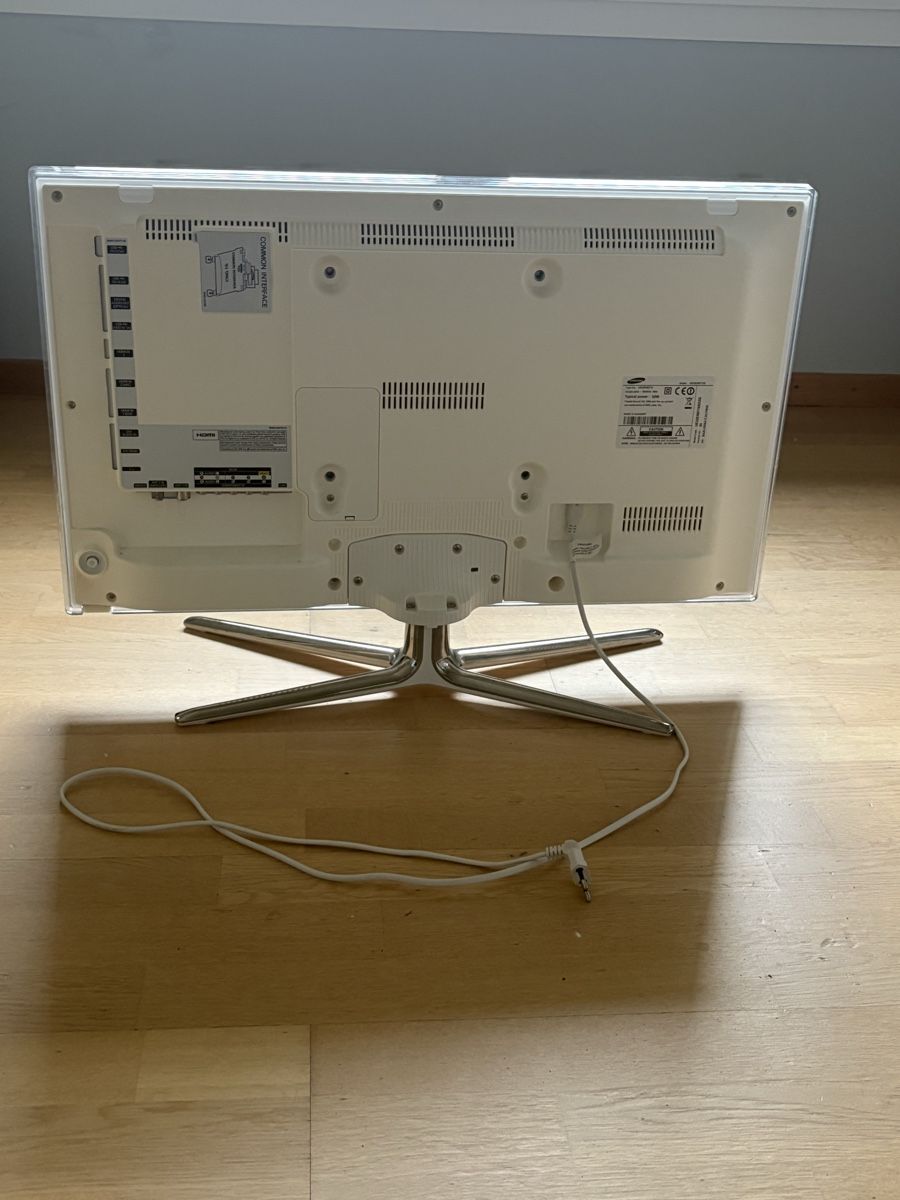 Samsung Fernseher: White Samsung TV – Gebraucht aus Crans VD von ton_h779 4