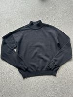 Schwarzer Turtle-Neck-Pulli