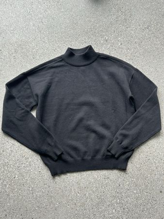 Schwarzer Turtle-Neck-Pulli