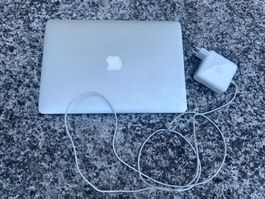 MacBook Pro etwa 13 Jahre alt mit Ladegerät