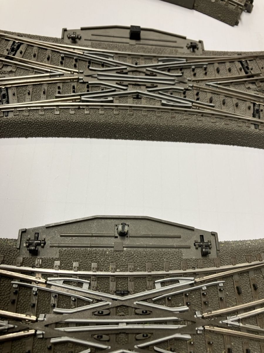 Märklin Modellini di ferrovie: Märklin C Geleise 3 Stk Weichen inkl. Motor und Decoder – Usato da Schönenwerd venduto da Lichi 1