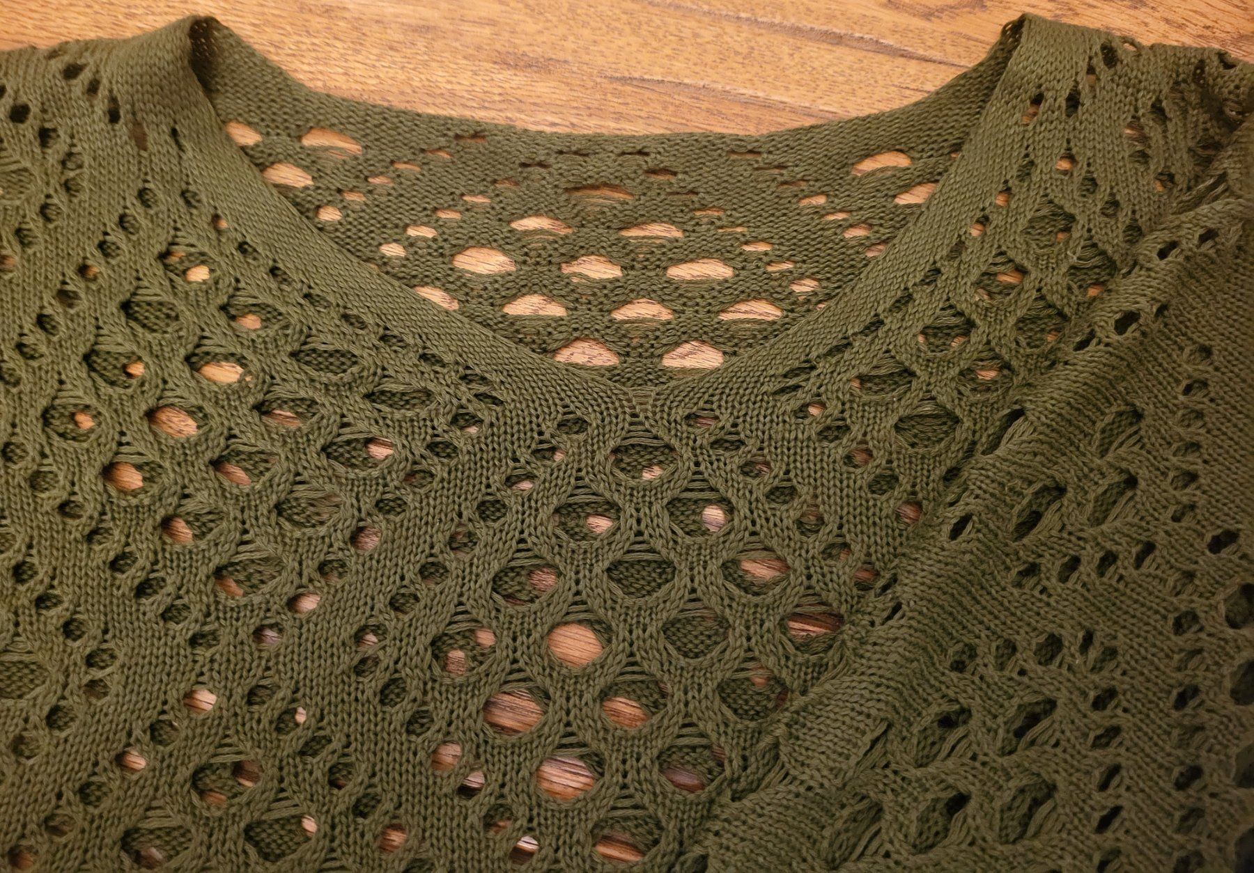 Maglioni & Felpe: Schöne Olivgrüner Strickpullover mit Lochmuster – Nuovo (secondo la descrizione) da Basel venduto da sci_67ms 2