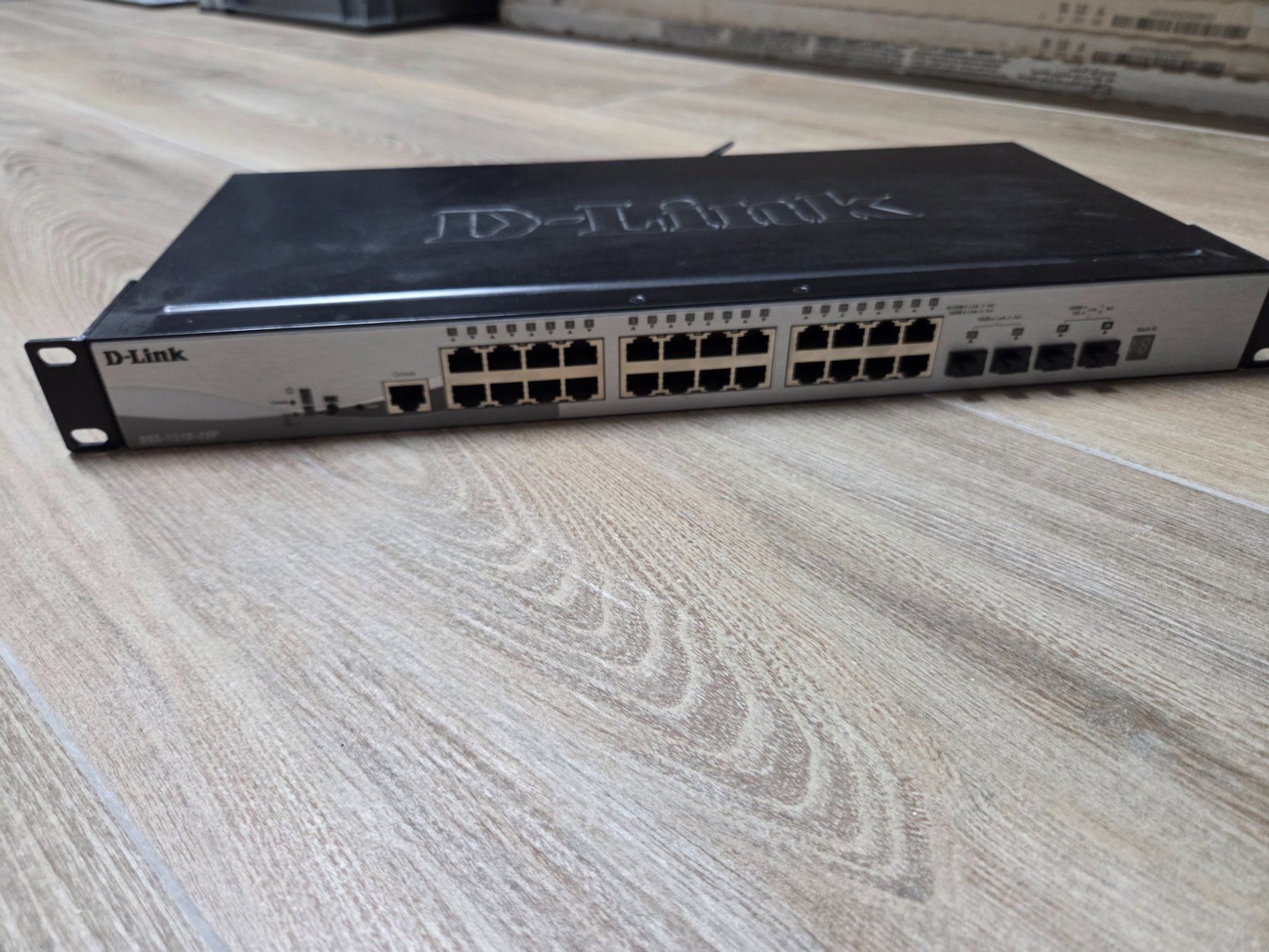 Dlink Hubs & Switches: D-Link PoE Switch DGS-1510-28P – D'occasion à Pompaples par Djplaya