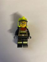 Figurine LEGO Pompier avec casque jaune fluo