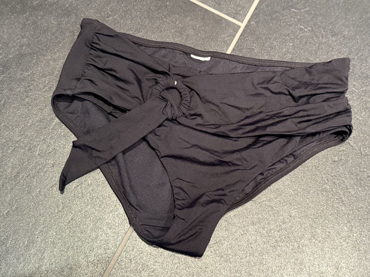 Pantaloni: Schwarze Bikinihose mit Knotendetail - Grösse 38/M – Nuovo (secondo la descrizione) da Niederhasli venduto da R__A