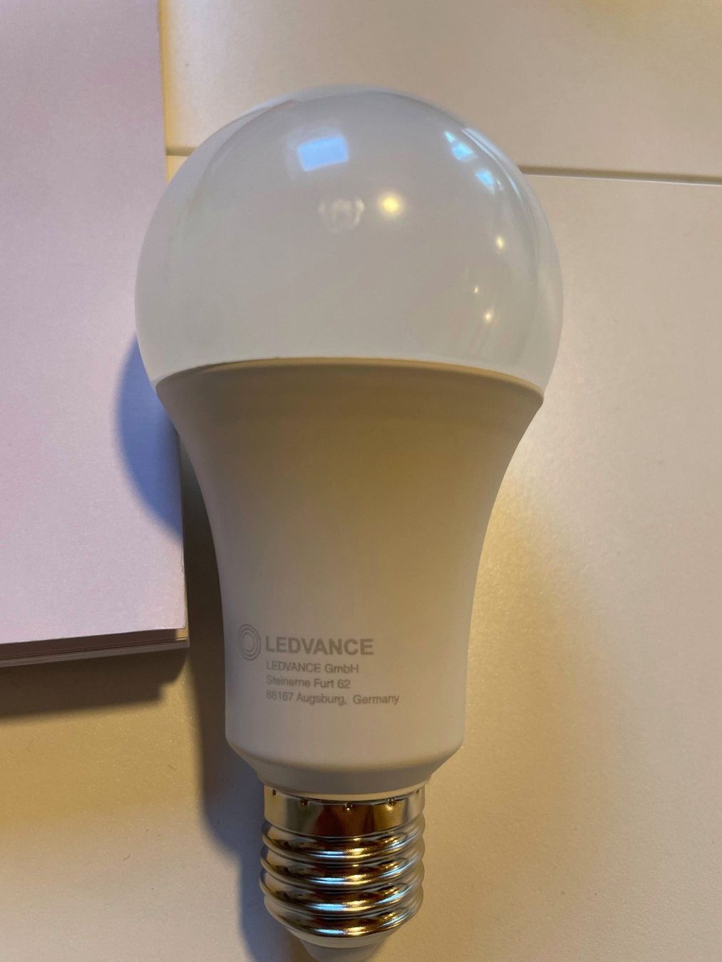 Smart Lampade: LEDVANCE Lampe E27 RGBW 2700-6500K neu – Usato da Affeltrangen venduto da Mowgli_123