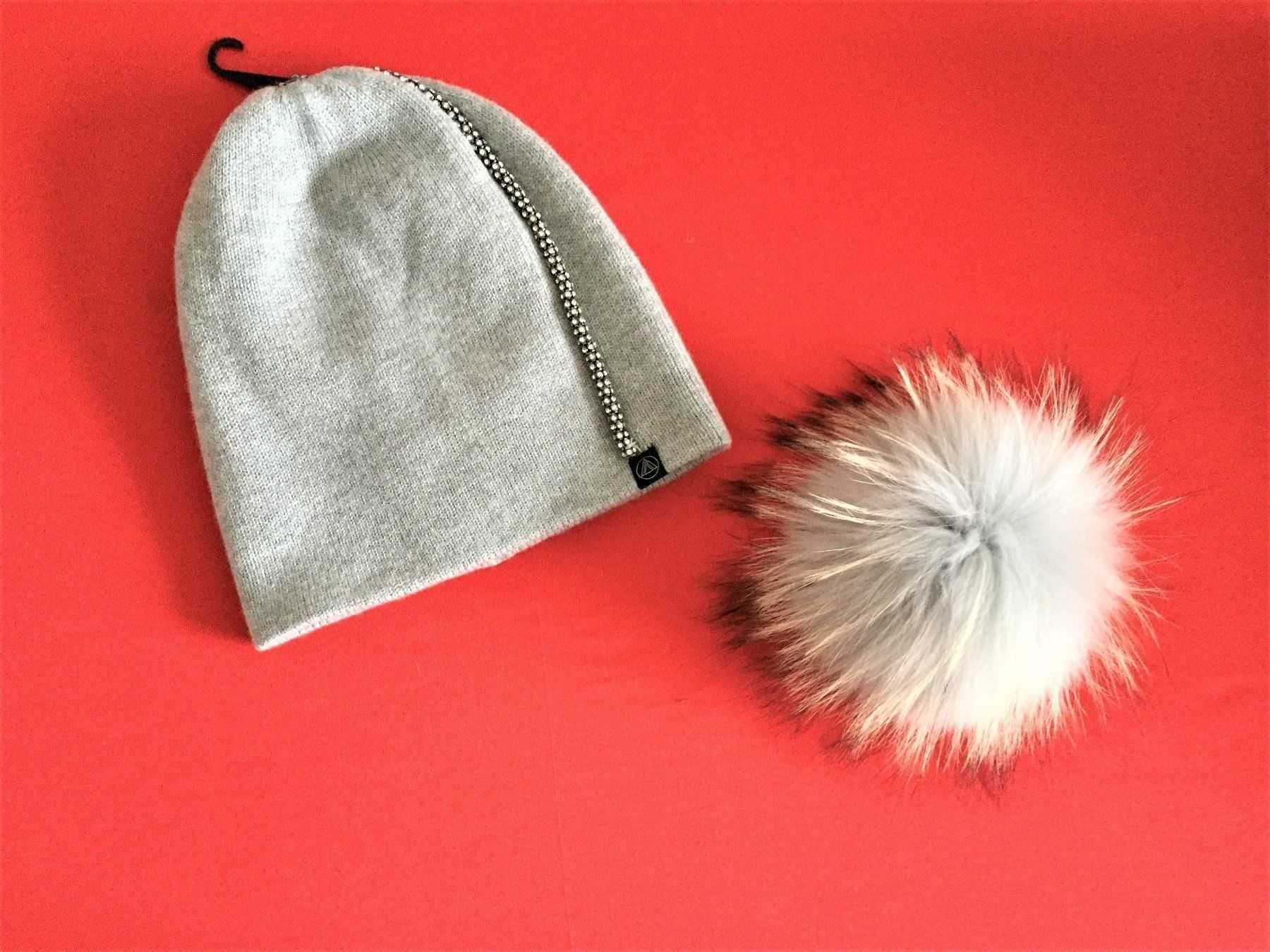 Chapeaux, bonnets & casquettes: wunderschöne Mütze mit Echtfellbommel und Strass, hellgrau – Neuf avec emballage d'origine à Adliswil par vette56 7