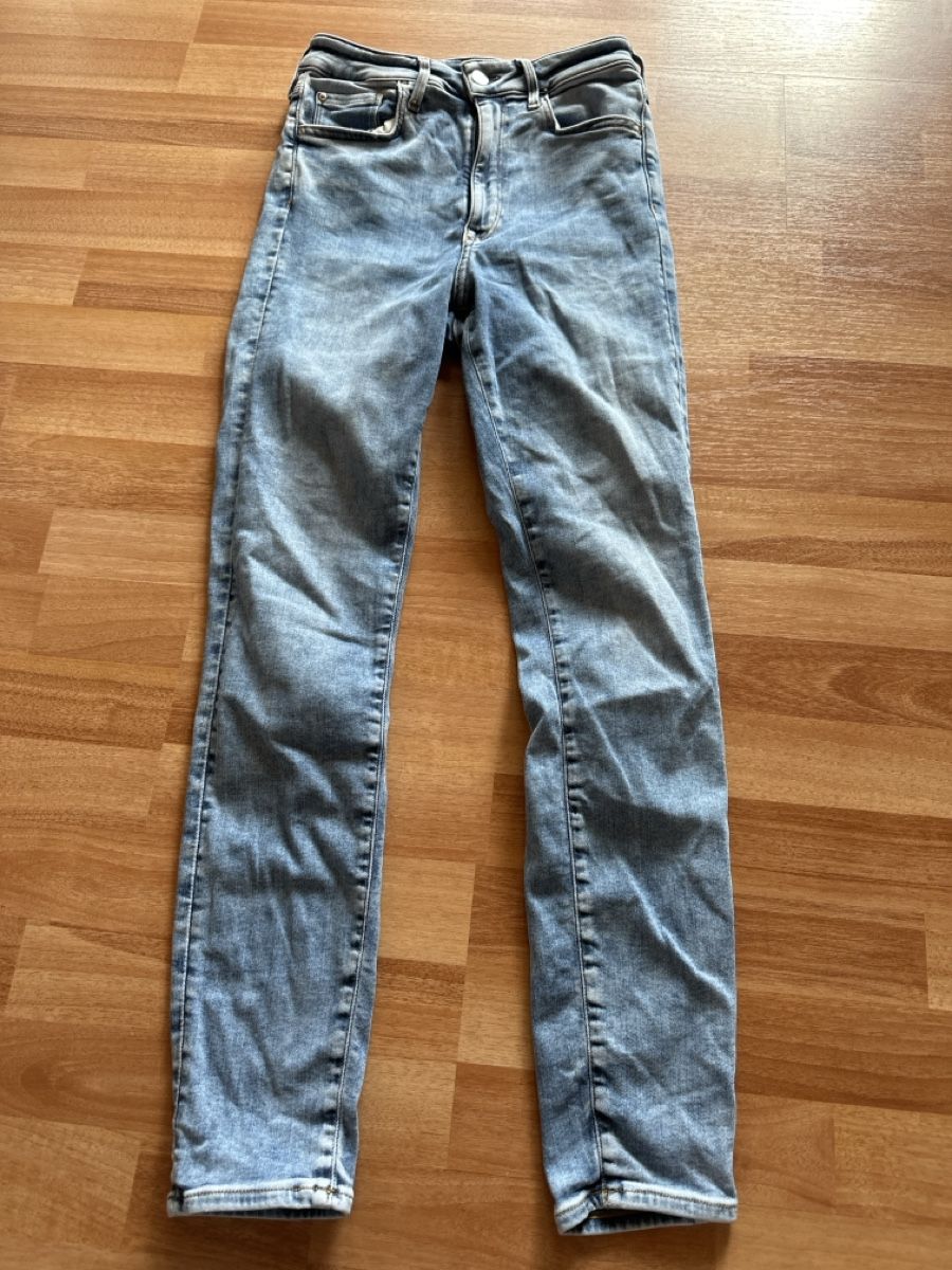 H&M Jeans: H&M Jeans, Gr. M, hellblau einf. Bundweite ca. 31 cm – Usato da St.Gallen venduto da maierm01