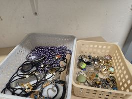 Modeschmuck Konvolut mit Ketten Uhren und Ohrringen