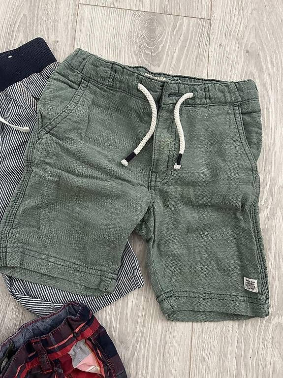 Pantaloni: Kinder Shorts Grösse 110 116 – Usato da Winterthur venduto da Snooki 3