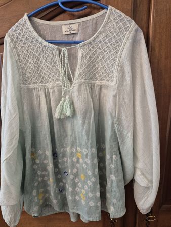 Bluse mit Stickerei, sehr leicht, Grösse 40, Top Zustand