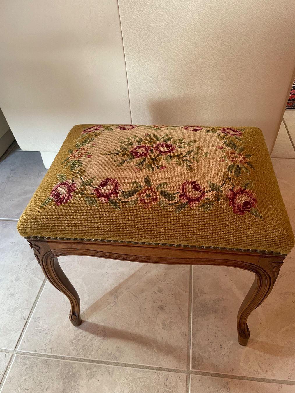 Sgabelli: Antiker Hocker mit Gobelin Bezug – Usato da Luterbach venduto da vac_yv8x 1