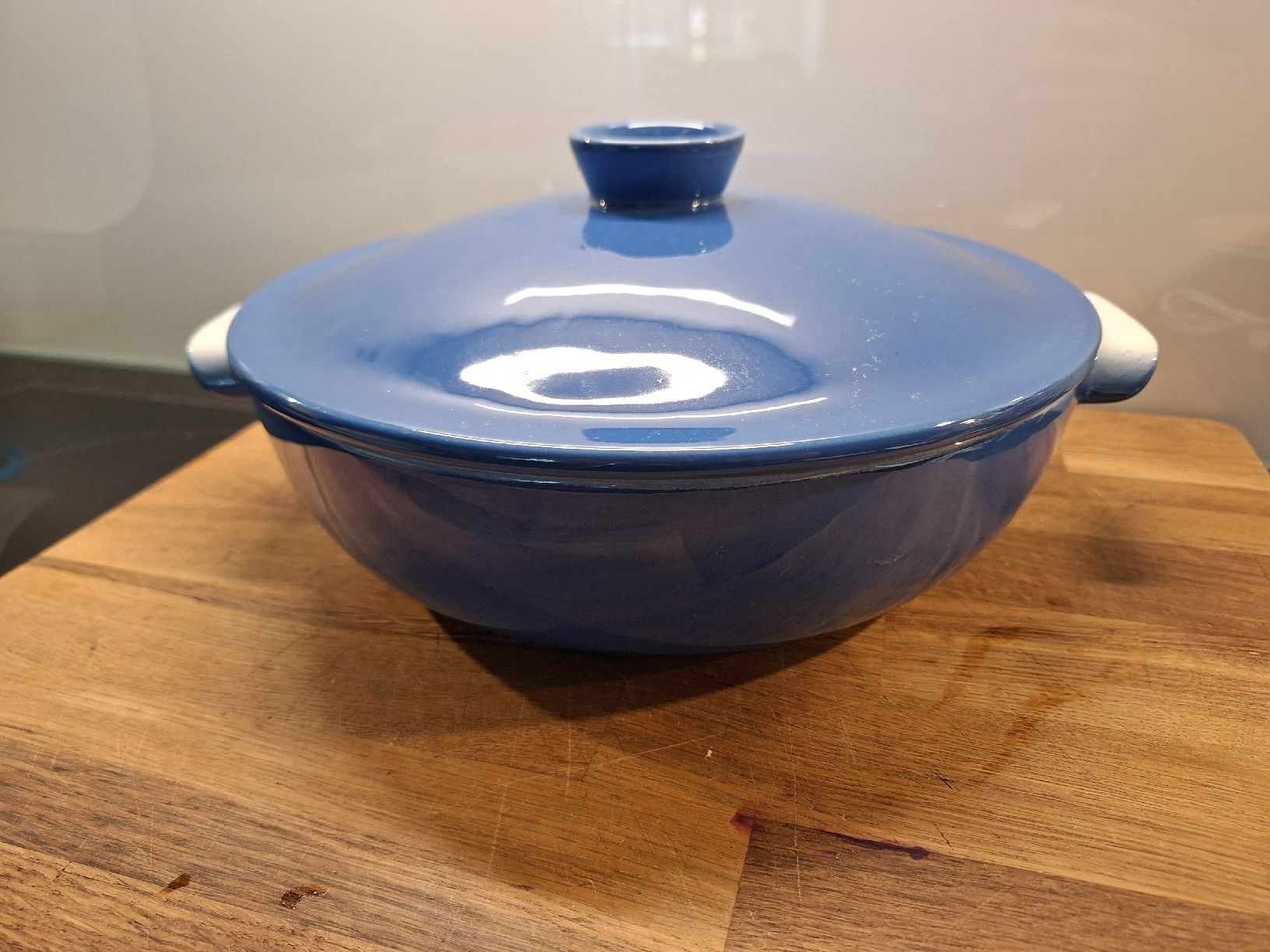 Emile Henry Pentole: Emile Henry Keramiktopf blau mit Deckel Durchmesser 28cm – Nuovo (secondo la descrizione) da Meinisberg venduto da Destiny1972