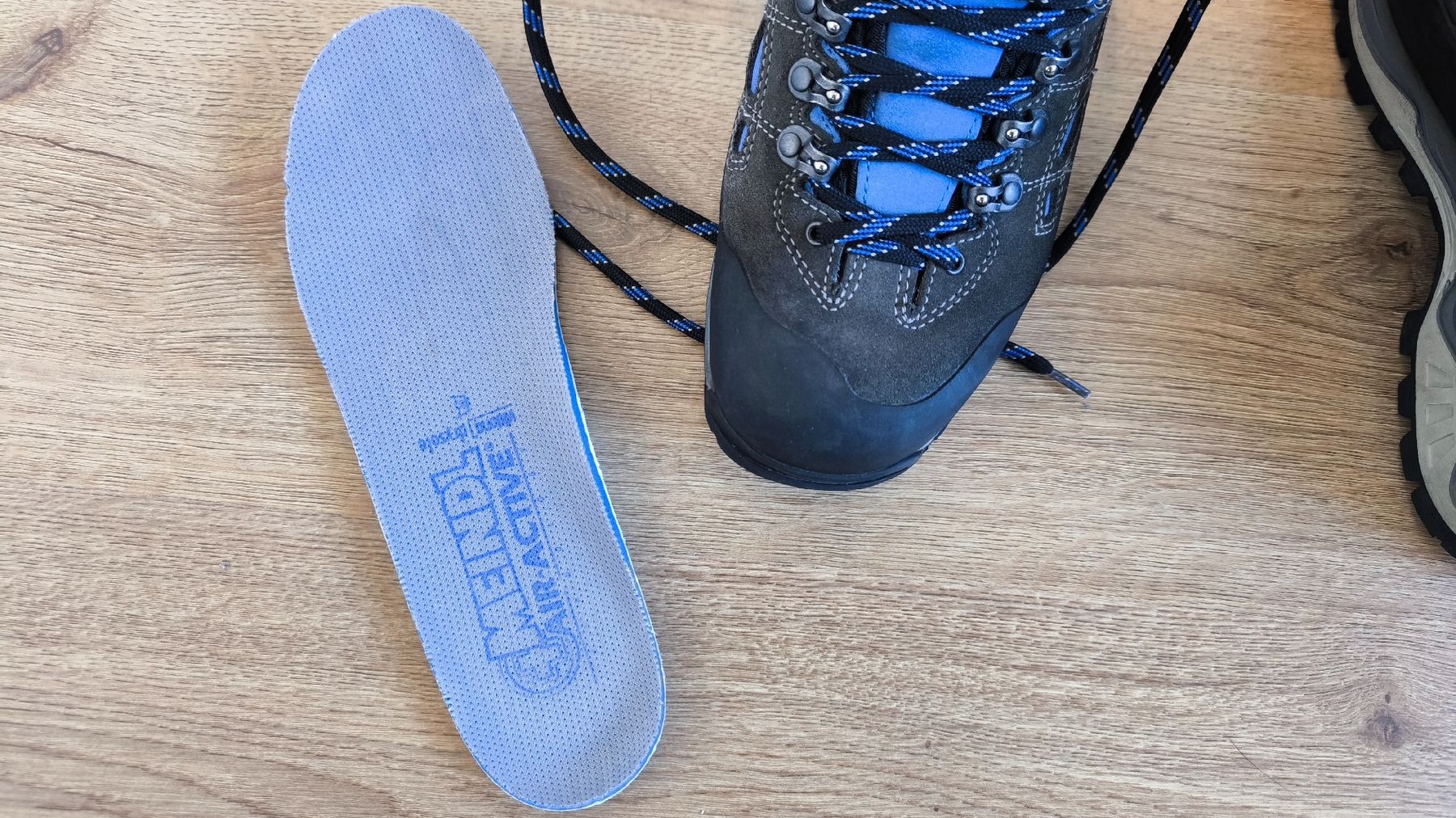 Meindl Scarpe da uomo: Meindl Goretex Wanderschuhe 41.5 - fast neu – Nuovo (secondo la descrizione) da Ebikon venduto da brombomboli 2