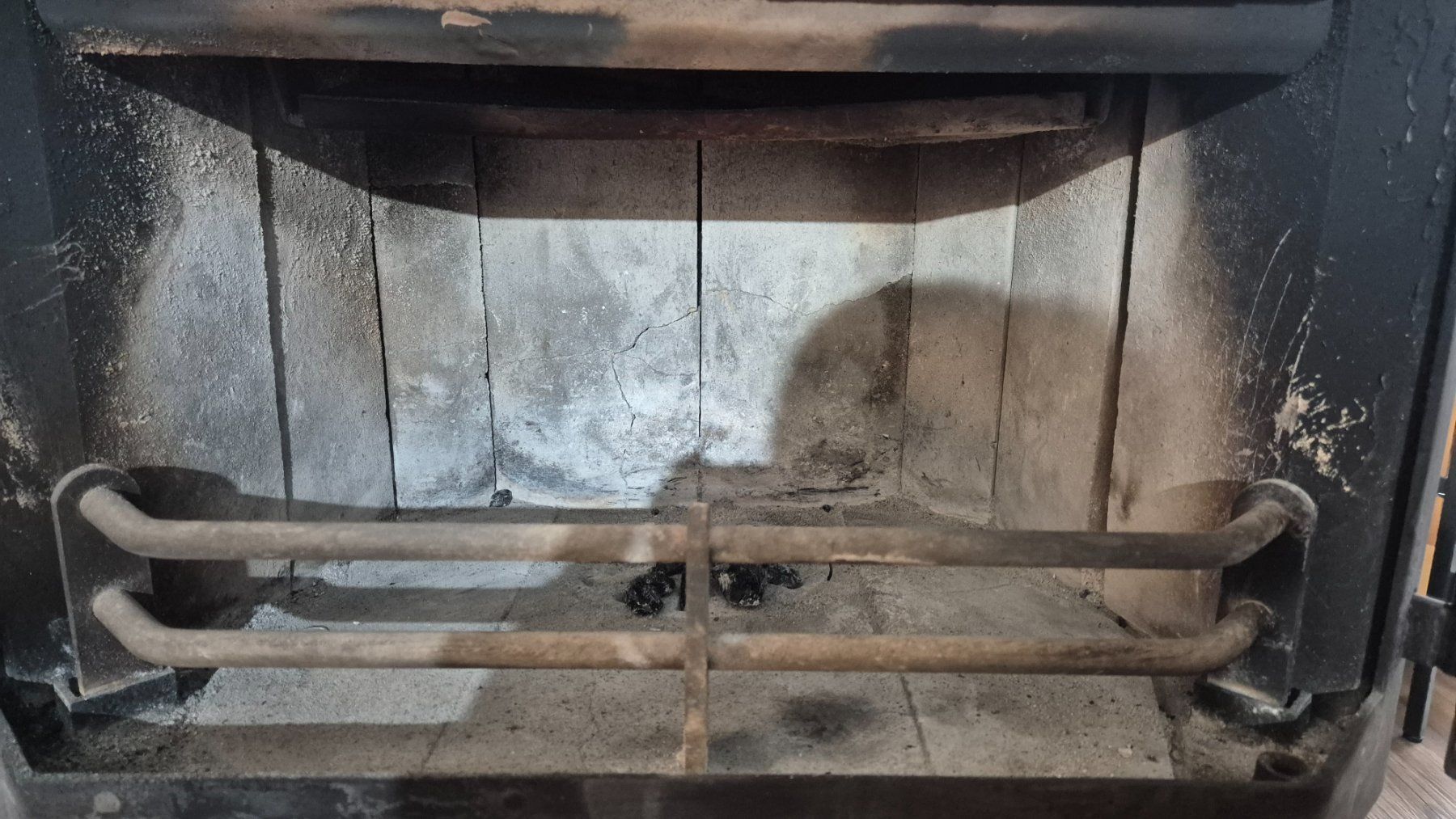Altri mobili d'antiquariato: Kaminofen Hase schwarz hellgrau gebraucht – Usato da Uster venduto da Tesa0 4