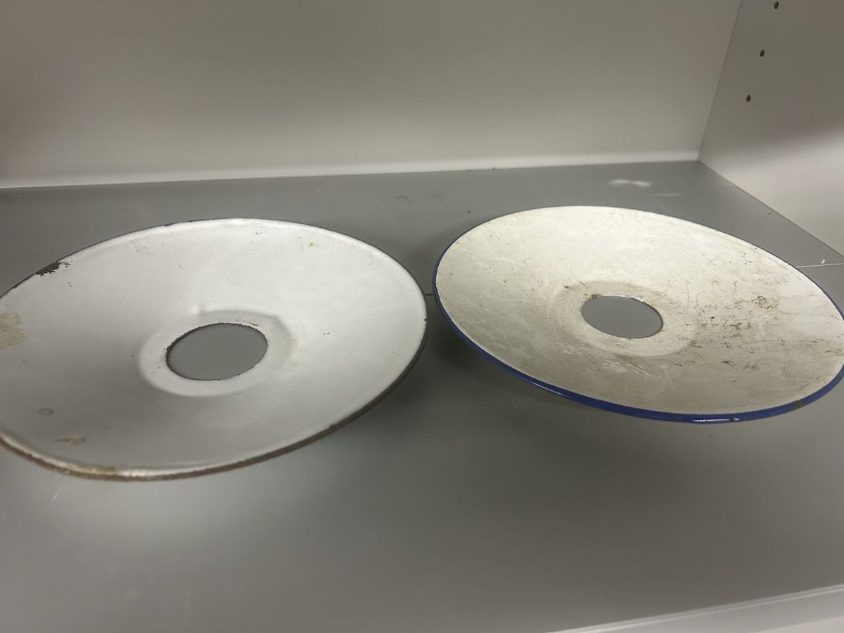 Lampade: Uralte emaillierte Stalllampe – Usato da Starrkirch-Wil venduto da charlywatson 4