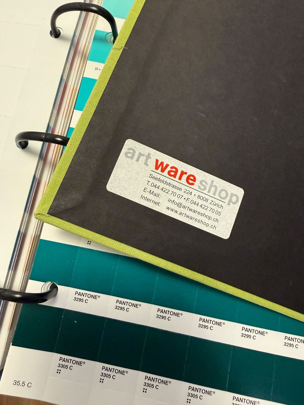 Libri: Original Pantone SOLID CHIPS Farbkarten set coated /uncoated – Usato da Zürich venduto da Ivo75 1