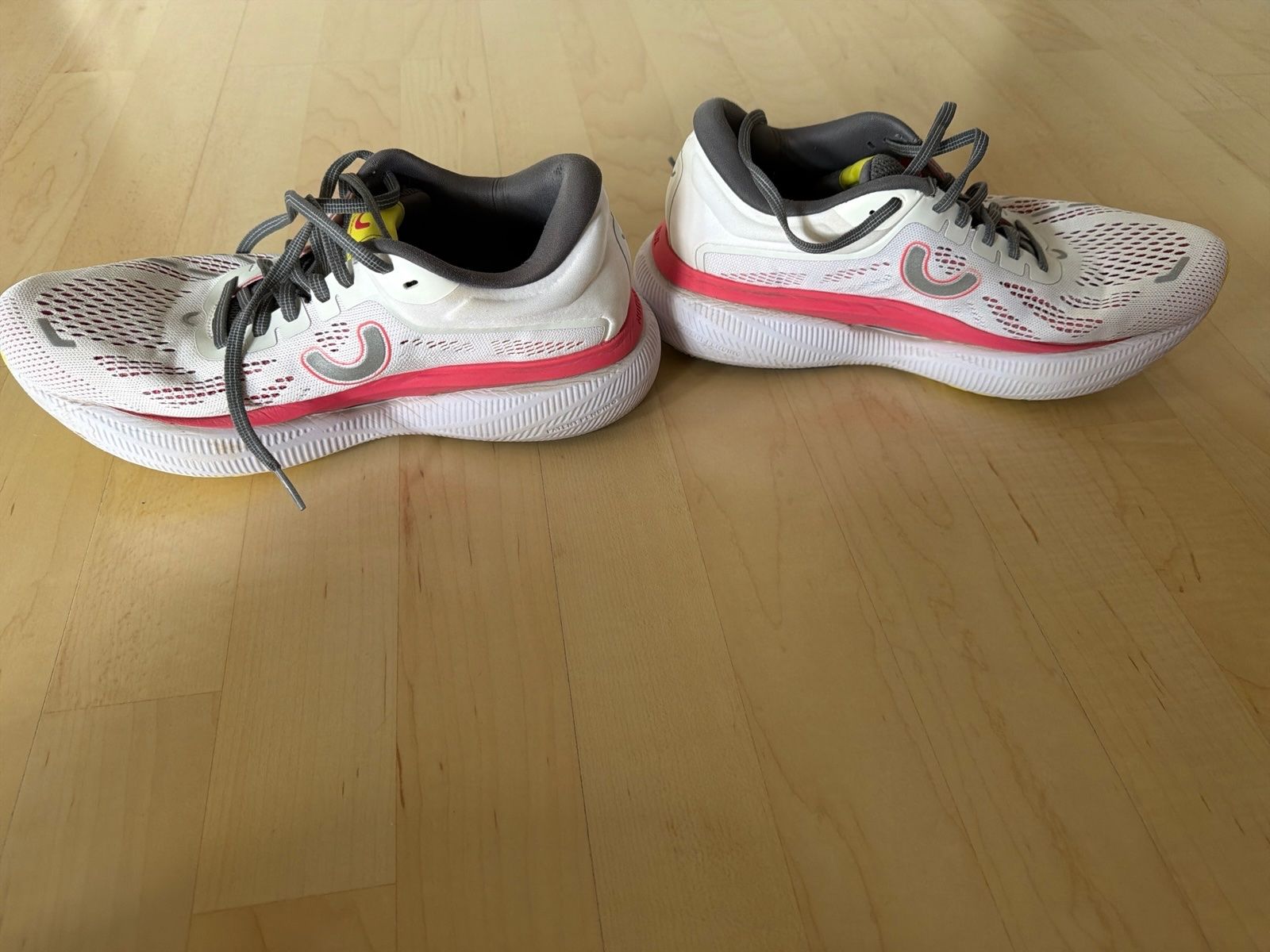 Chaussures femmes: Laufschuhe Damen weiss Grösse 40.5 – D'occasion à Unterentfelden par tin_5vb6 2