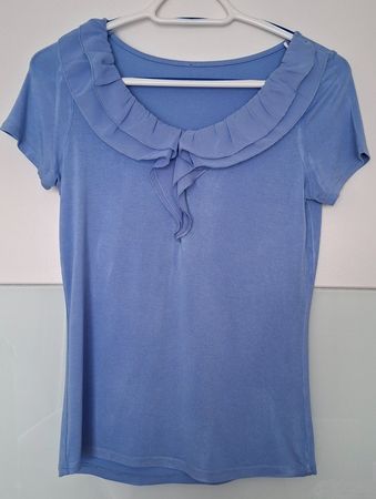 Hellblaues Kurzarmshirt mit Volantkragen Grösse S