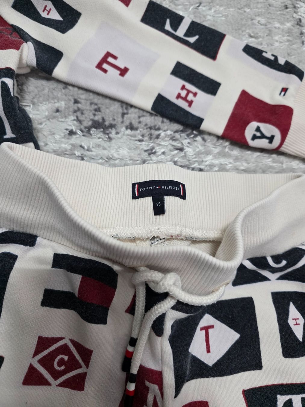 Tommy Hilfiger Lotti & Set di vestiti: Tommy Hilfiger Trainer Kinder Grösse 98 – Usato da Scherzingen venduto da Benjanil 6