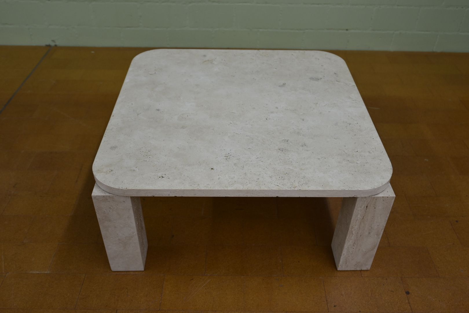 Tavoli: Designer Couchtisch Modell Atlas Travertin von New Works – Usato da Lichtensteig venduto da Polsterwerk 9