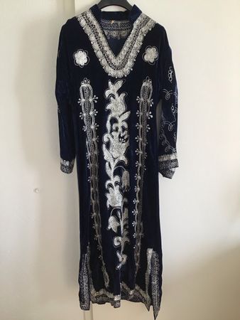 Abendkleid Türkei aus Samt, blau, mit Silberfaden bestickt