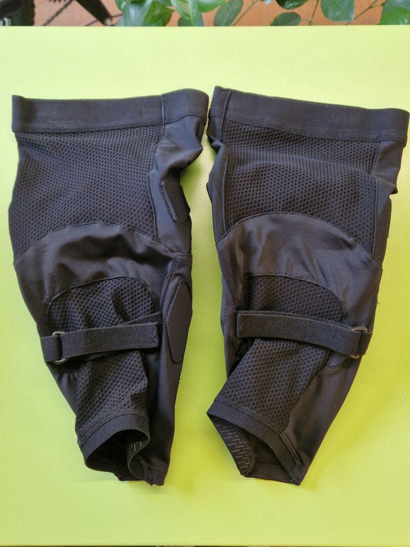 Pearl Izumi Protezioni & Imbottiture: Knieschoner Pearl Izumi Elevate Knee Guard – Nuovo (secondo la descrizione) da Erlenbach im Simmental venduto da laska31 1