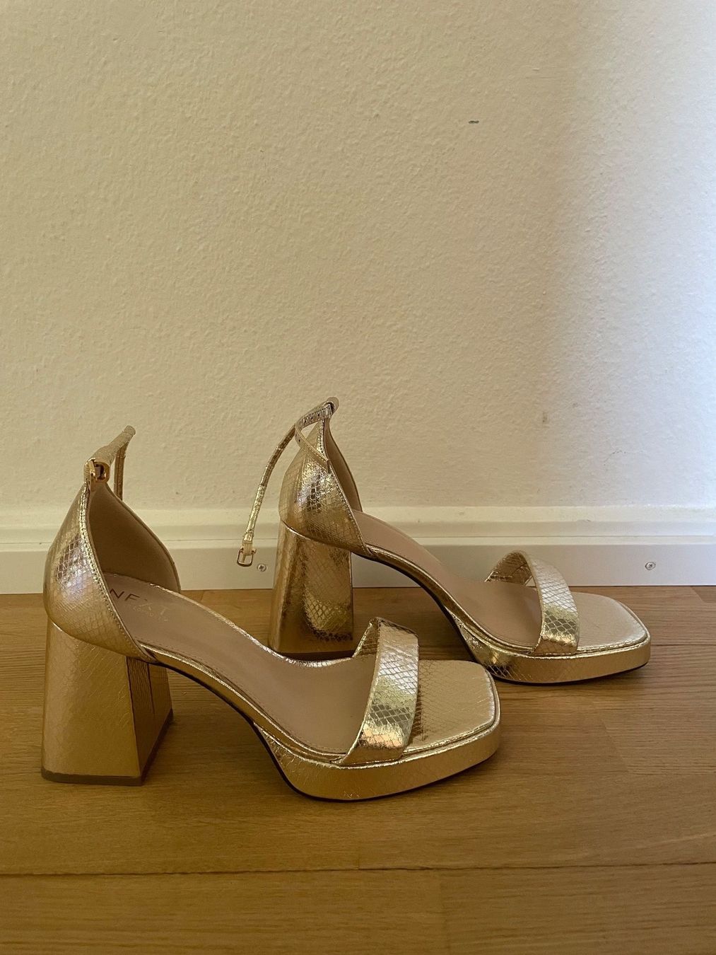 Scarpe da donna: goldige High-Heels, Grösse 41 – Nuovo (secondo la descrizione) da Basel venduto da kra_w6mq 1
