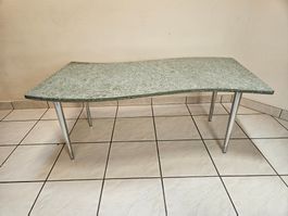 Couchtisch aus Granit in Wellenform