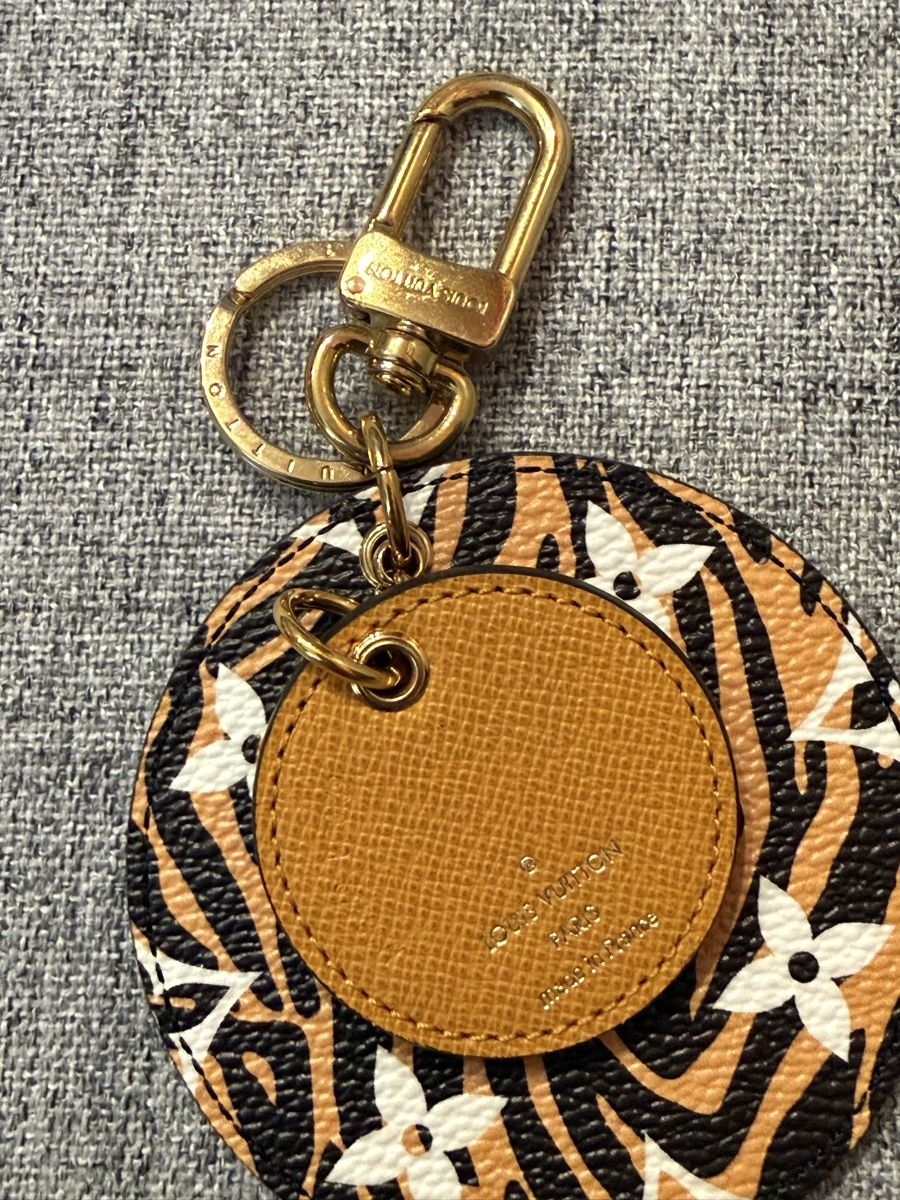 Louis Vuitton Portachiavi: Louis Vuitton Jungle Bag Charm – Nuovo (secondo la descrizione) da Liestal venduto da Joslie_mc 2