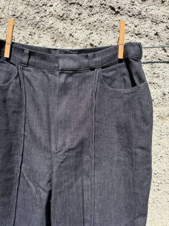 Massgeschneiderte Denim Hose mit Verschnitt-Naht Detail