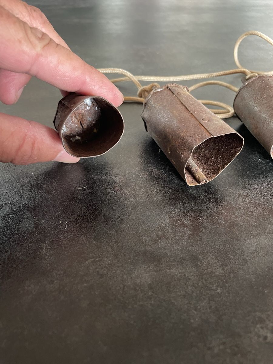 Campanacci mucche: Ensemble de Sonnailles Anciennes – Usato da Vallamand venduto da Bricbracbroc82 2